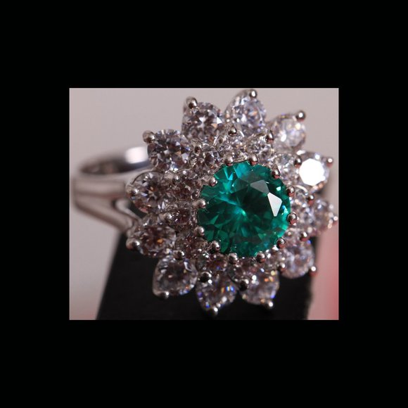 Stunning Emerald Vintage 925 Ring - Picture 2 of 10